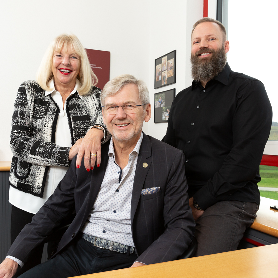 Entrepreneurial family Renate, Manfred and Markus Knecht (f.l.) Entrepreneurial family Renate, Manfred and Markus Knecht (f.l.)